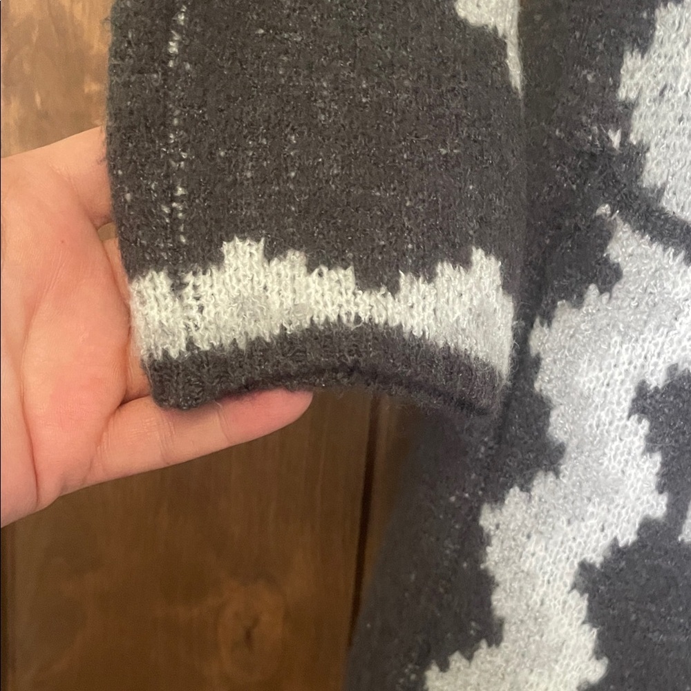 Chic Open Front Cardigan with Geometric Design - Picture 2 of 10